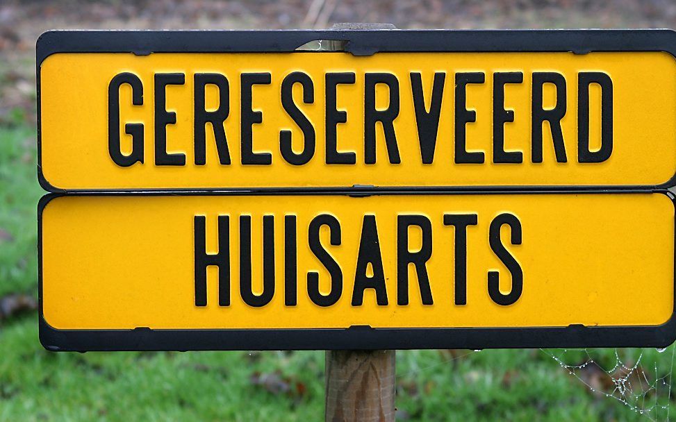 Huisartsen zetten hakken in het zand