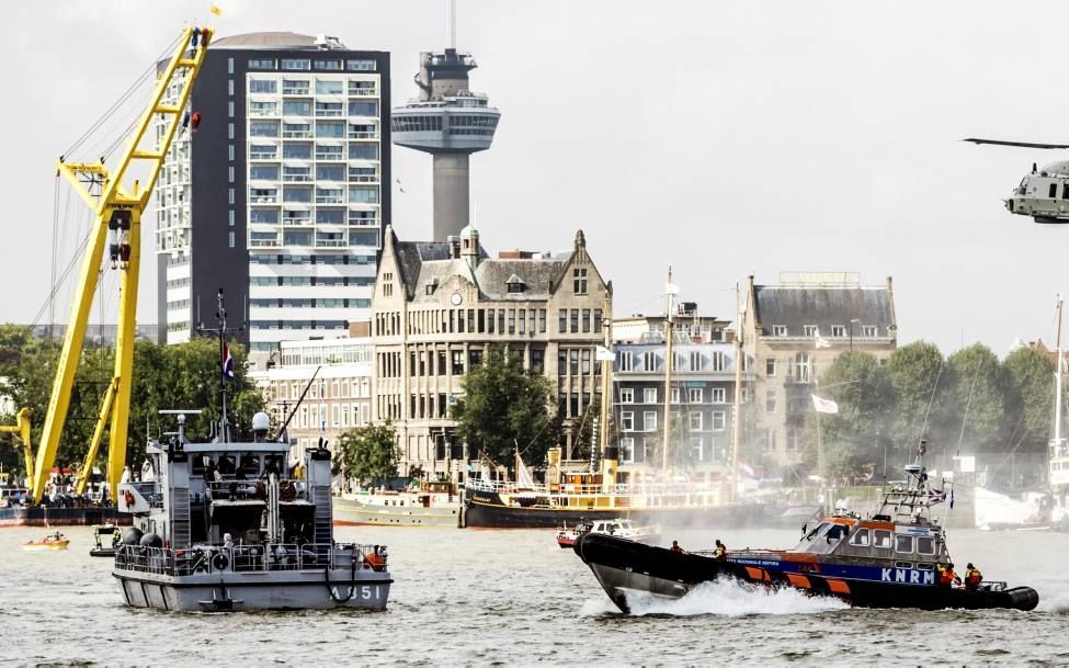 De Wereldhavendagen in Rotterdam trekken honderdduizenden bezoekers. De Koninklijke Marine is paraat met een kleine vloot aan oorlogsbodems. Mariniers verzorgen een aantal demonstraties. beeld ANP, Remko de Waal