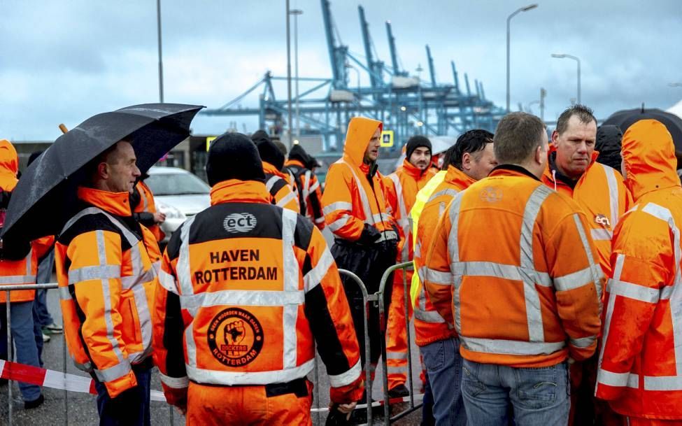 ROTTERDAM. Terwijl de terminalkranen werkeloos omhoog staan, scholen arbeiders in de Rotterdamse haven samen tijdens de eerste grote staking in dertien jaar. De 24-uursstaking liep vanmiddag af. beeld ANP