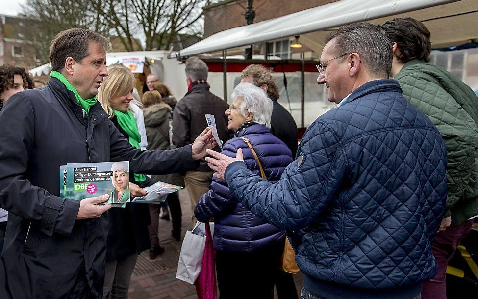 D66-leider Pechtold voert campagne voor het associatieverdrag tussen de EU en Oekraïne. beeld ANP