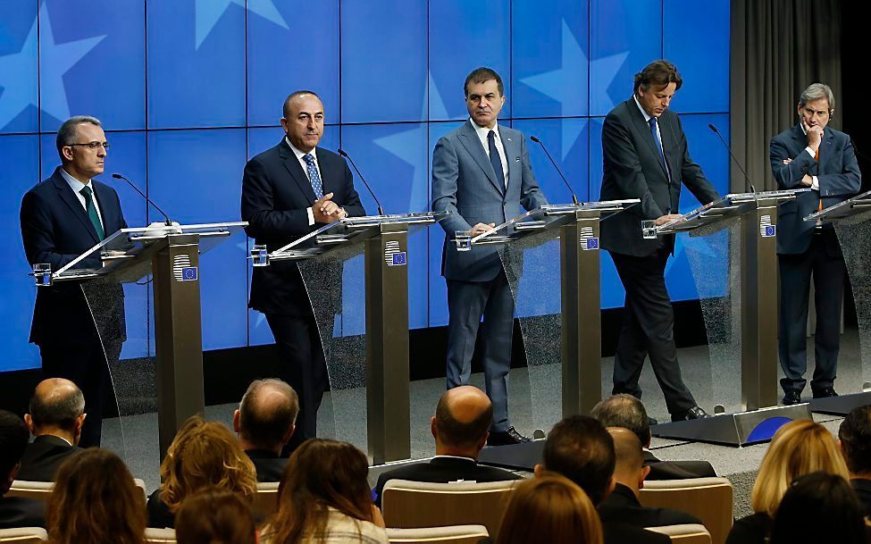 Turkse ministers en minister Koenders staan de pers te woord in Brussel. Beeld EPA