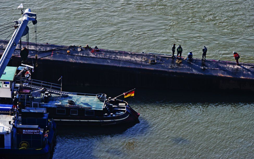 Het lozen van zwavelzuur uit de tanker levert geen risico op voor mens en milieu.  Foto EPA