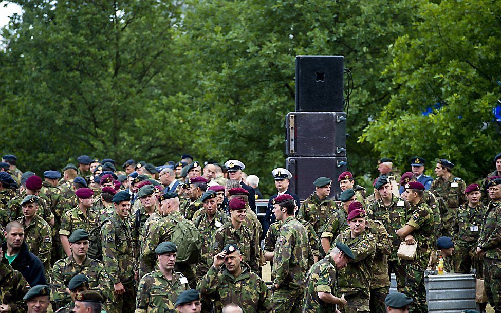 Ongeveer vijfduizend militairen en burgercollega's verzamelen zich donderdag op de Koekamp in Den Haag. Foto ANP