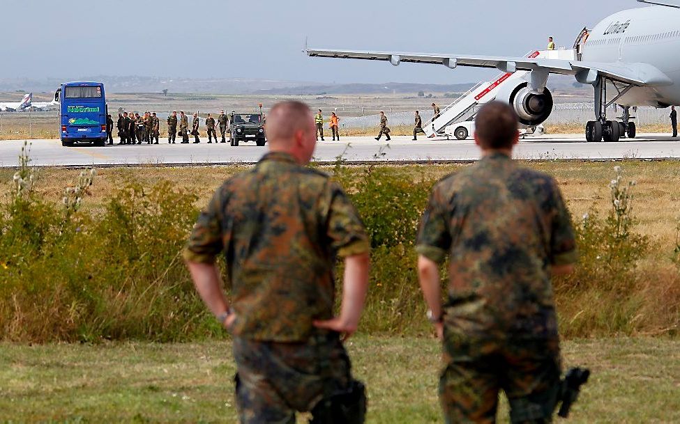 KFOR-troepen gaan tot half september de omstreden grensposten Brnjak en Jarinje tussen Kosovo en Servië controleren. Foto EPA