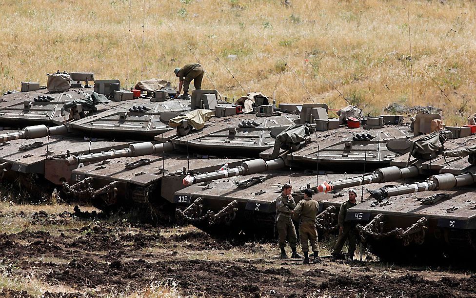 Israëlische tanks en militairen op de Golanhoogten. beeld AFP