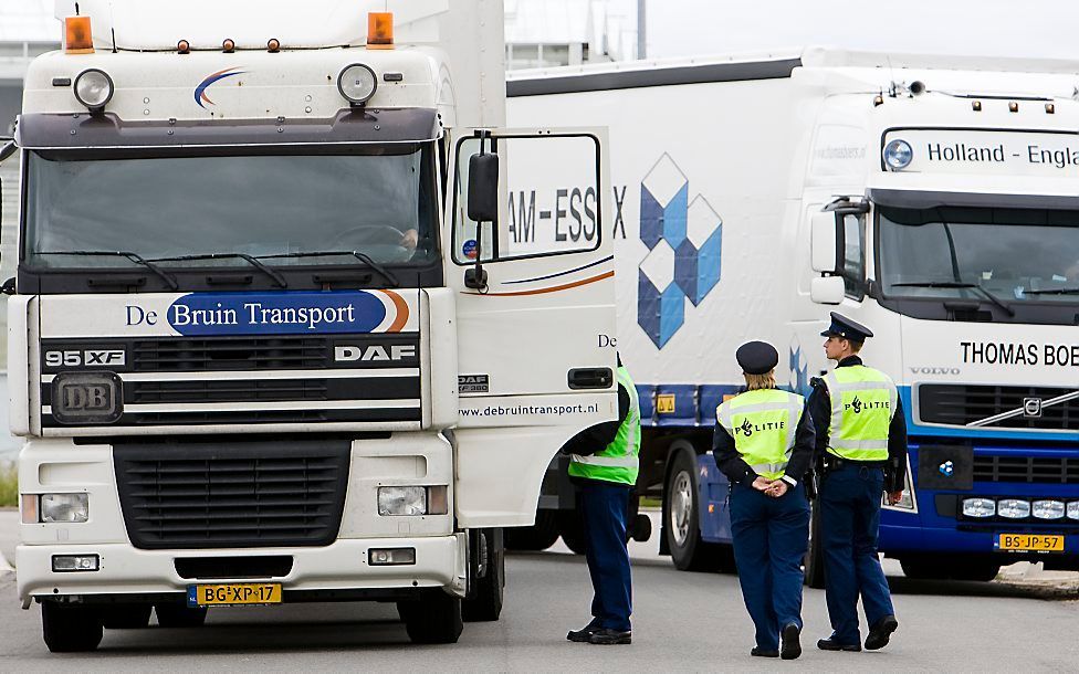 Politie controleert vrachtwagens in Hoek van Holland. beeld ANP, Lex van Lieshout