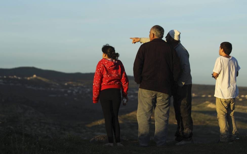 HADAAR – Druzen kijken vanaf de Golanhoogte naar de strijd in Syrië. Door de gevechten in het zuiden van Syrië raken ook de druzen bij het conflict betrokken. Foto EPA