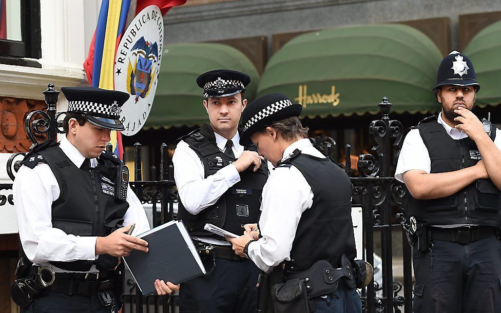 Assange verblijft sinds juni 2012 in de ambassade van Ecuador in Londen, waar hij 24 uur per dag in de gaten wordt gehouden door de politie. beeld EPA