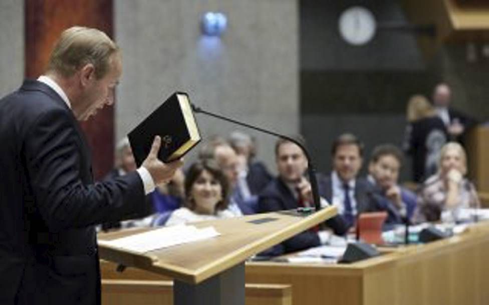 SGP-leider Van der Staaij leest bij de APB in 2014 uit de Bijbel voor, beeld ANP.