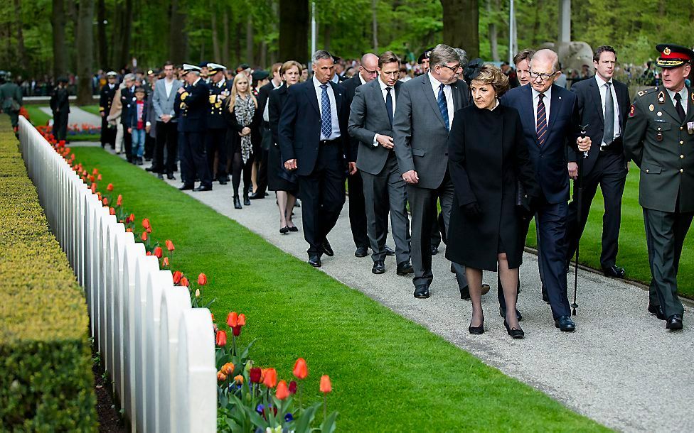 Prinses Margriet en Pieter van Vollenhoven wandelen over Militair Ereveld Grebbeberg tijdens Dodenherdenking op de Grebbeberg. beeld ANP