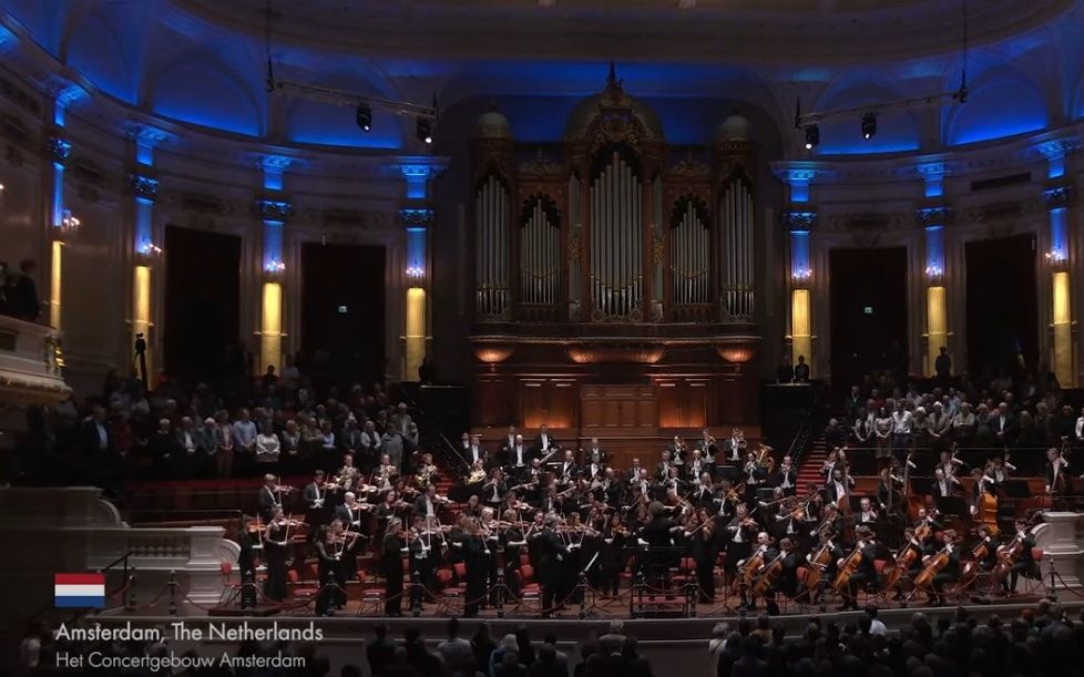 Uitvoering van het Oekraïense volkslied in het Concertgebouw in Amsterdam. beeld via YouTube