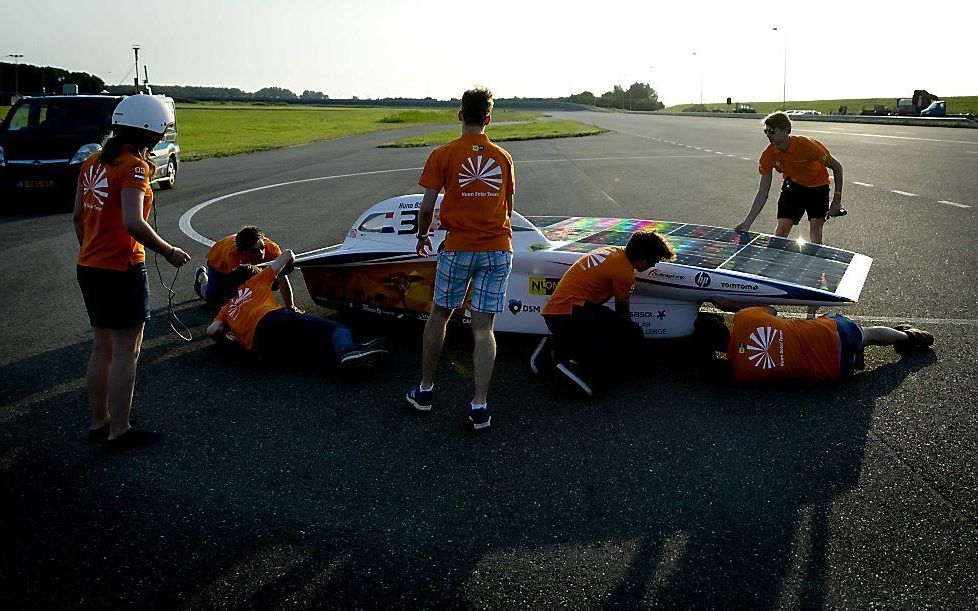 Het Nuon Solar Team woensdagochtend tijdens de start van een wereldrecordpoging 12 uur zonneracen. beeld ANP