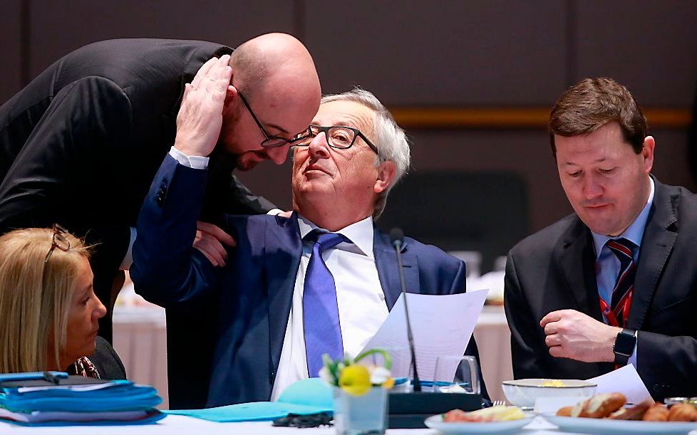 Commissievoorzitter Jean-Claude Juncker (m.) begroet de Belgische premier Charles Michel. Naast Juncker zijn secretaris-generaal Martin Selmayr. beeld AFP