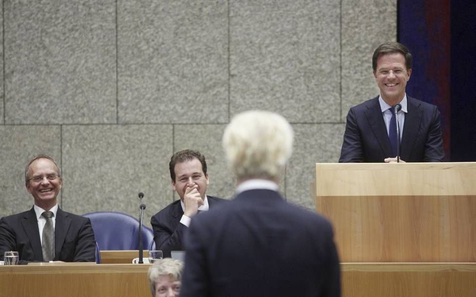 Wilders vraagt Rutte, die volgens hem het sociaal akkoord moet hebben gesloten in een vlaag van verstandsverbijstering, naar de prijs van de softdrug spacecake. Rutte pareert door te stellen: „Als ik zo uw haar zie, weet u er meer van dan ik.” Foto ANP