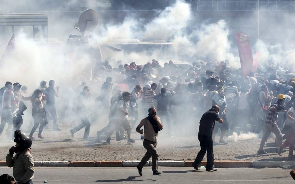 ISTANBUL. In Istanbul en andere Turkse steden gingen dit weekeinde opnieuw duizenden betogers de straat op. De politie zette massaal traangas en waterkanonnen in om de demonstranten uit elkaar te jagen. beeld EPA