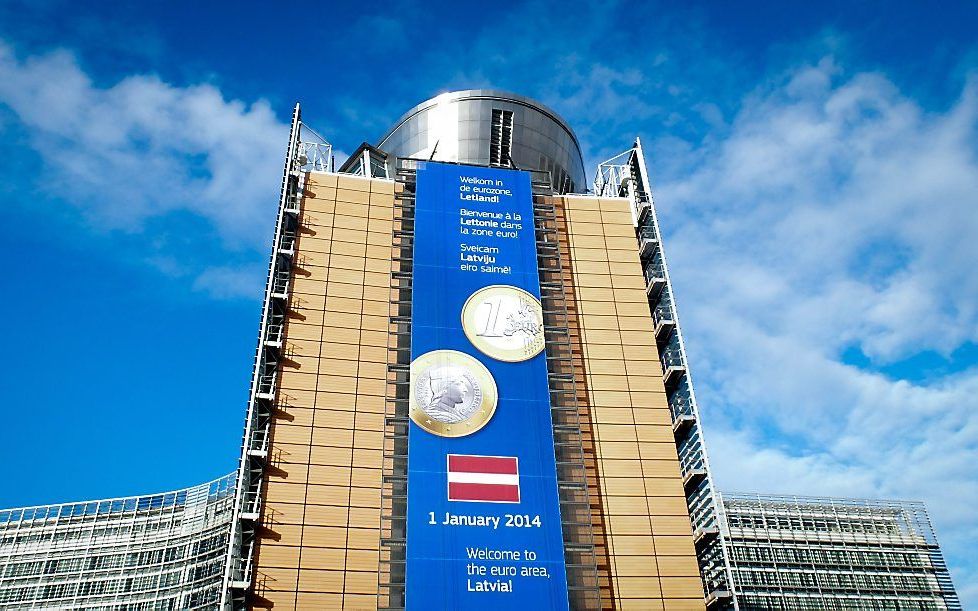 Een enorme poster op het gebouw van de Europese Commissie in Brussel kondigt de toetreding van Letland tot de eurozone aan. beeld EPA