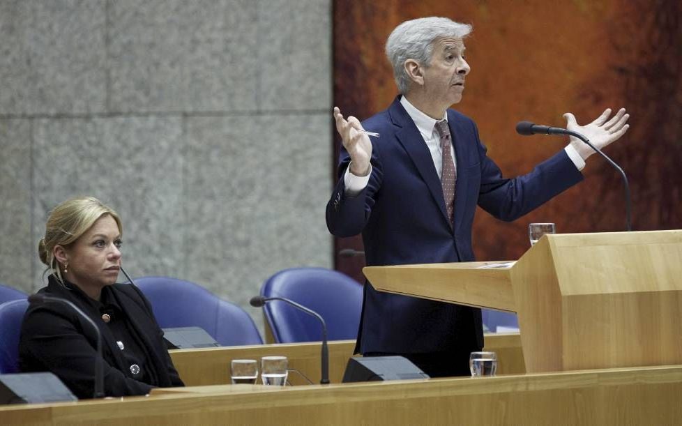 DEN HAAG. Minister Plasterk van Binnenlandse Zaken vocht afgelopen nacht in de Kamer voor zijn politiek leven. Links van hem minister Hennis van Defensie. beeld ANP