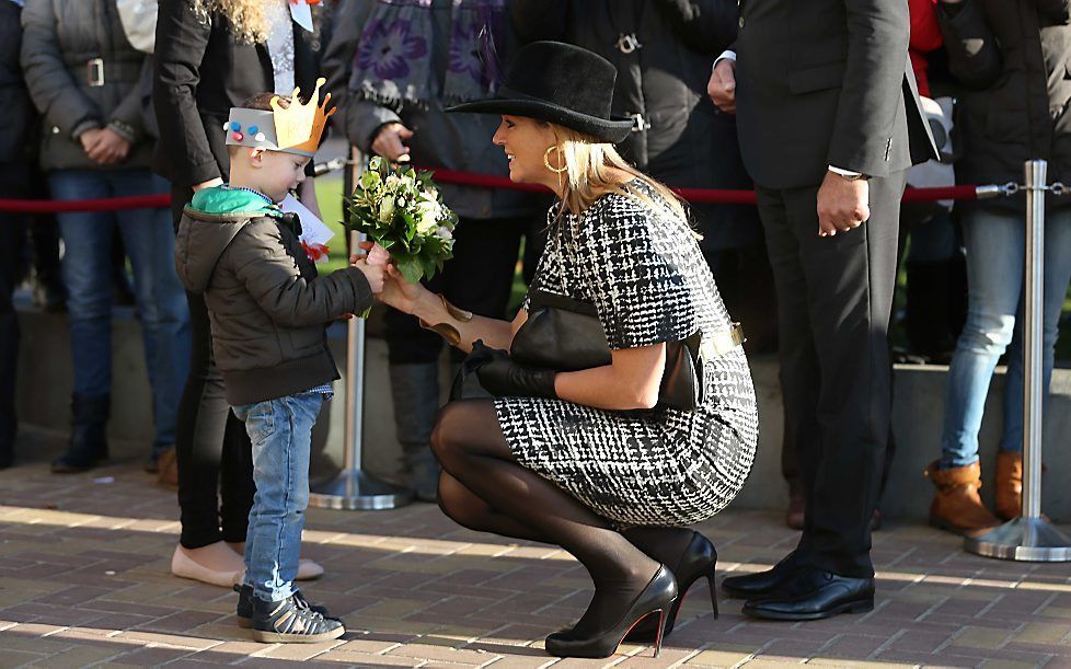 Koningin Máxima krijgt bloemen bij de Brede School in Joure.  beeld ANP