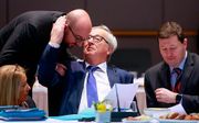 Commissievoorzitter Jean-Claude Juncker (m.) begroet de Belgische premier Charles Michel. Naast Juncker zijn secretaris-generaal Martin Selmayr. beeld AFP