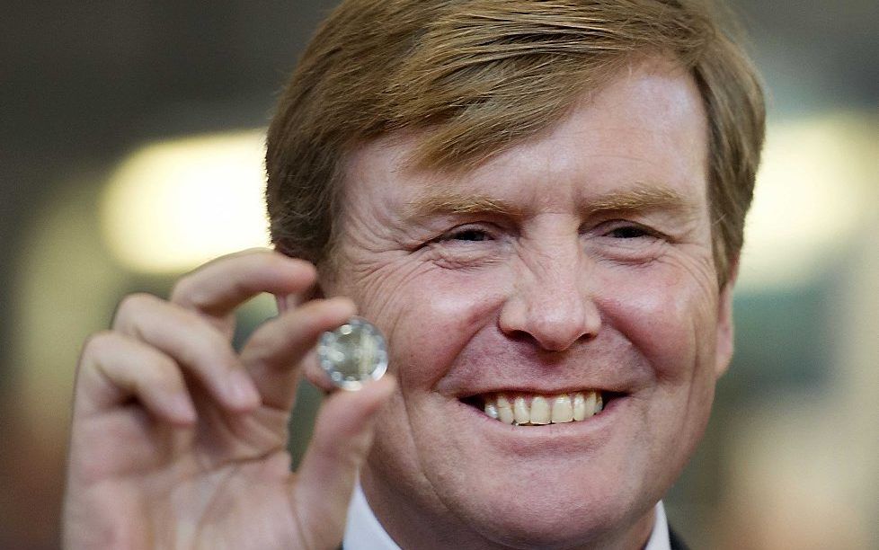 De koning met de nieuwe munt. Foto ANP