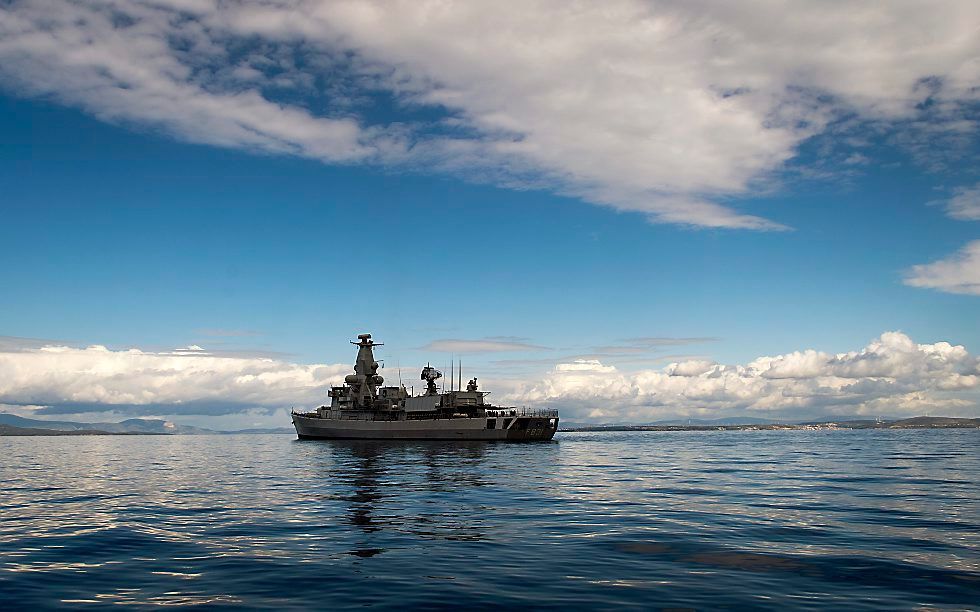 Het Nederlandse fregat Zr.Ms. Van Amstel in actie op zee. beeld ANP