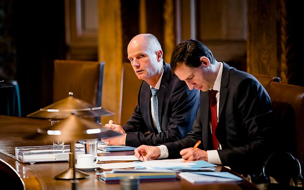 Minister Blok (l.) en minister Hoekstra tijdens de Algemene Europese Beschouwingen in de Eerste Kamer. beeld ANP, Bart Maat