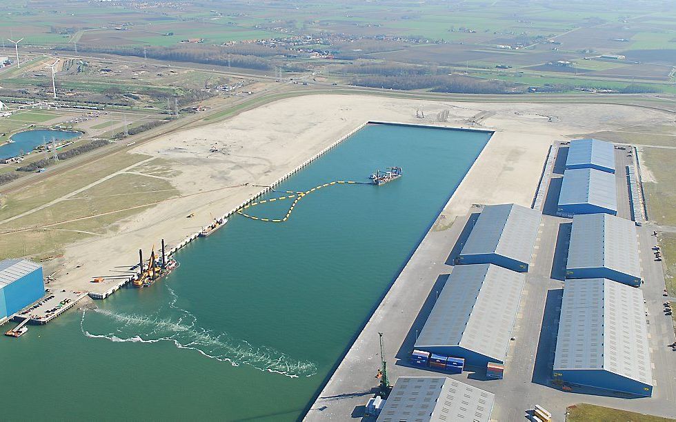 VLISSINGEN – De nieuwe Scaldiahaven in Vlissingen-Oost. Rechts de loodsen van Verbrugge. Foto Zeeland Seaports