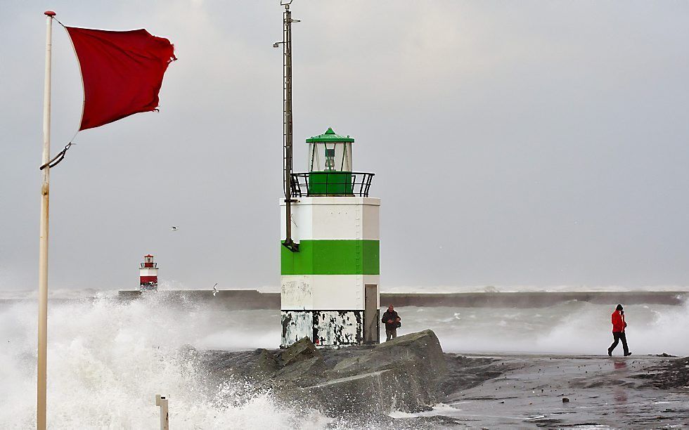 Storm in IJmuiden.  Foto ANP