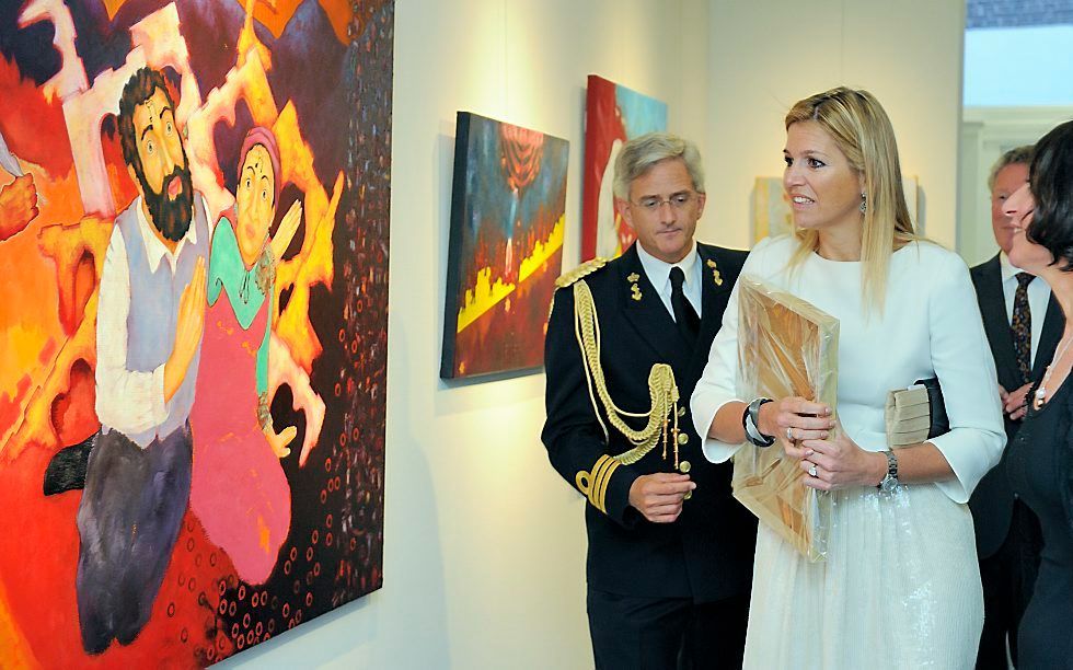 Prinses Máxima bekijkt een schilderij van kunstenares Jip Wijngaarden. Foto ANP