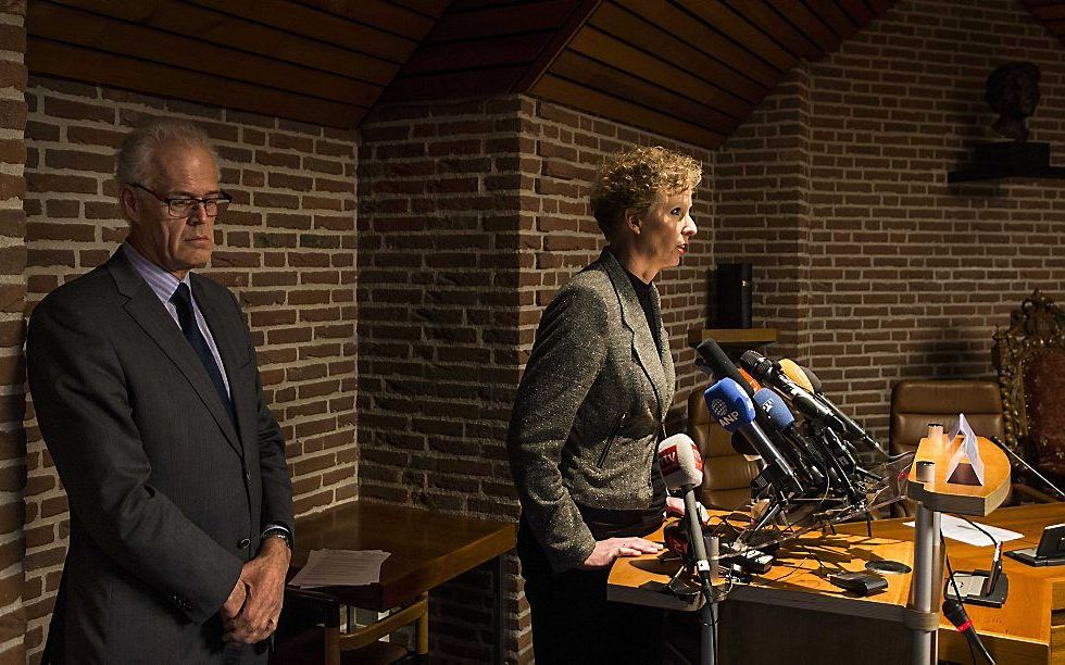 Burgemeester Joop Alssema (L) en bestuurslid Astrid Brendsen van scholengemeenschap AOC Terra in Meppel staan de pers te woord in het gemeentehuis over de zelfmoord van een meisje van 15 uit het dorp. Foto ANP