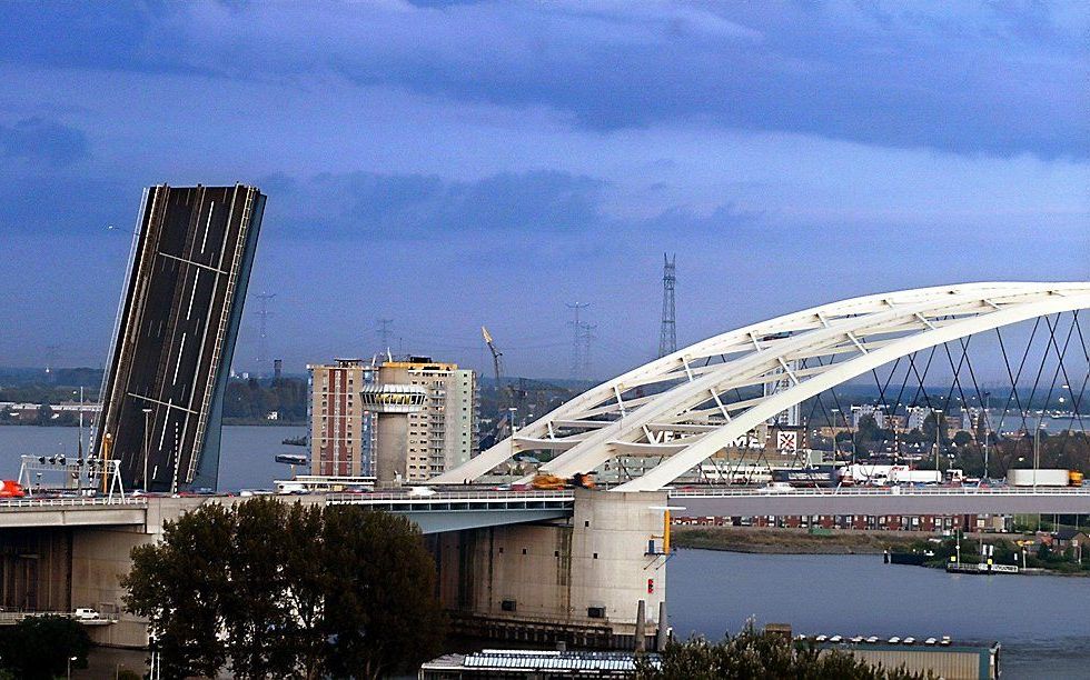 De Maas in Rotterdam bij de Van Brienenoordbrug. beeld ANP