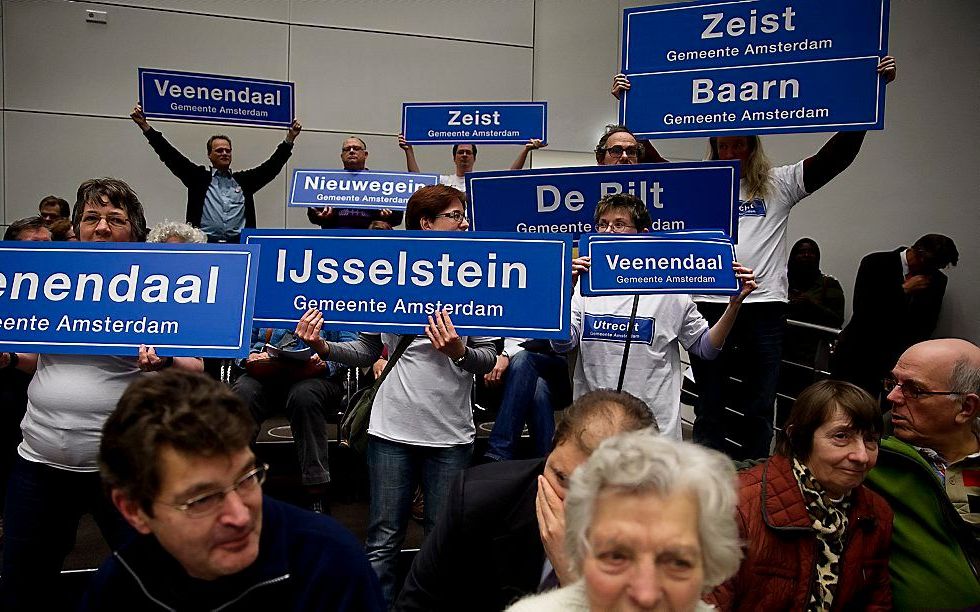 Inwoners van de provincie Utrecht demonstreren met plaatsnaamborden tegen de voorgenomen samenvoeging. Foto ANP