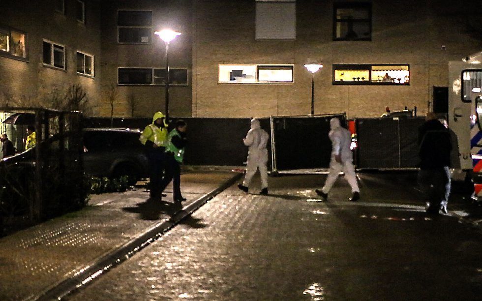 De politie doet vrijdagavond onderzoek bij een woning in Amersfoort waar een dode jongen en een gewonde vrouw zijn aangetroffen. beeld ANP