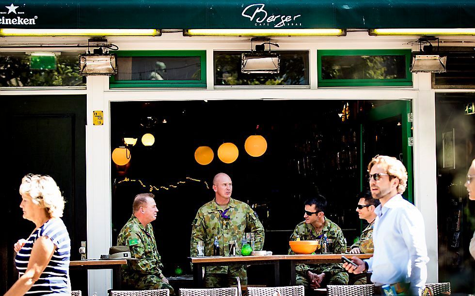 Militairen op een terras in Den Haag. Beeld ANP