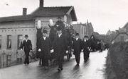 De stoet bij de begrafenis van drie kinderen van dr. J. G. Woelderink op 24 november 1941. 
Ze waren omgekomen bij een busongeluk. Beeld uit besproken boek