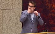 De man sprong van de publieke tribune terwijl VVD-Kamerlid Arno Rutte het woord voerde. beeld via YouTube