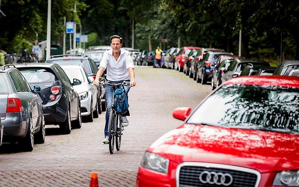 Premier Mark Rutte arriveert bij het Catshuis voor een informele heisessie van het kabinet. beeld ANP