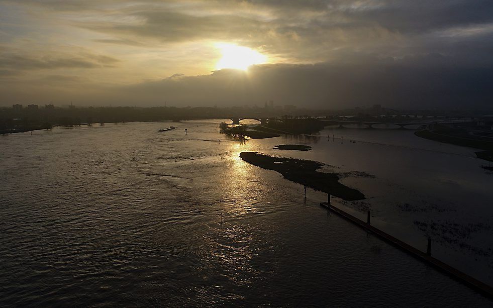 De Waal bij Nijmegen met rechts de hoogwatergeul. Zo'n geul komt er voorlopig niet bij Varik. beeld ANP, Eric Brinkhorst