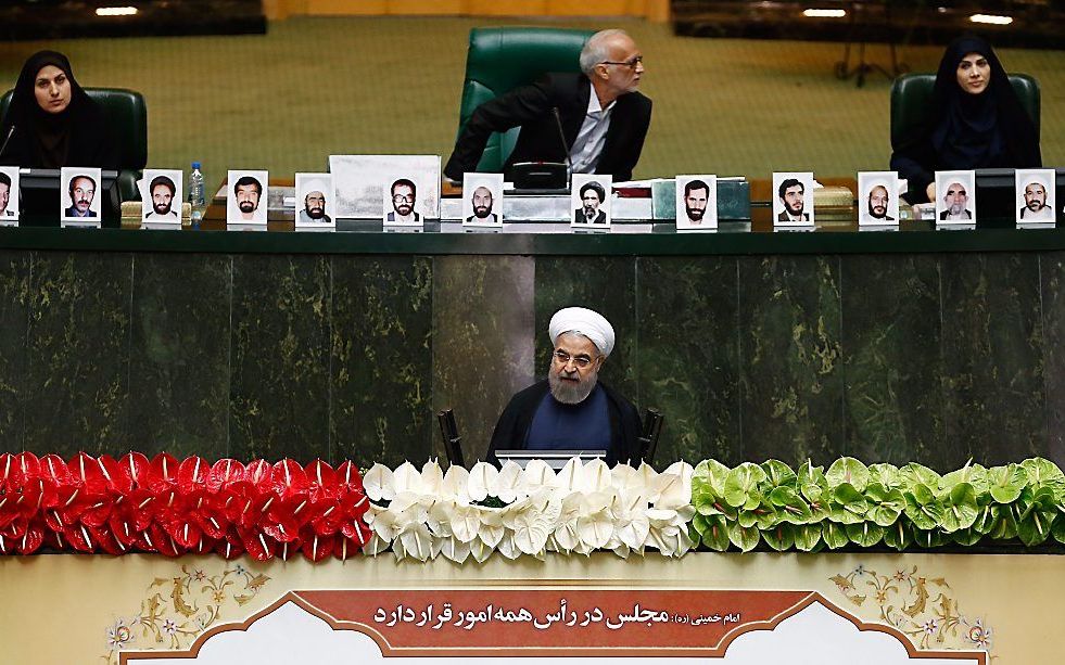 De Iraanse president Rouhani (onder) spreekt het Iraanse Parlement toe.  beeld EPA, Abedin Taherkenareh