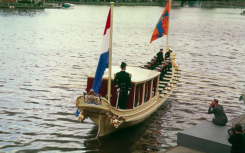 Koningin Juliana en prins Bernhard gebruikten de koningssloep bij hun zilveren huwelijk in 1962. Het Scheepvaartmuseum in Amster­dam krijgt 1 miljoen euro voor de restauratie van het schip. Foto Kippa