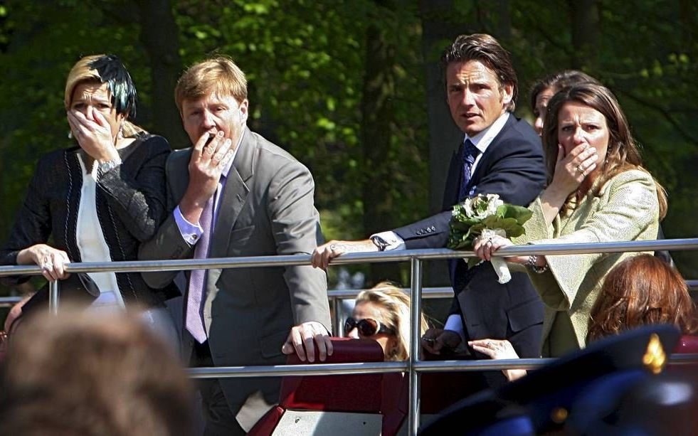 Prinses Maxima, prins Willem-Alexander, prins Maurits en prinses Annette kijken geschrokken vanuit de koninklijke bus op Koninginnedag 2009. Foto ANP