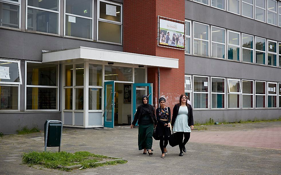 Ouders en leerlingen verlaten de Ibn Ghaldoun school na een informatiebijeenkomst. Op de school zijn eidexamens gestolen, waardoor alle kandidaten van die school die een gestolen examen hebben gedaan, deze moeten overdoen. Beeld ANP