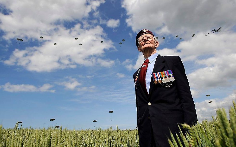 Een Britse veteraan tijdens de herdenking in Normandie. Foto EPA