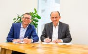 Emiel Hop (l.) van de EO en Bert Jan Peters van Kliksafe ondertekenden vrijdagmorgen de overeenkomst. beeld Michaël Terlouw