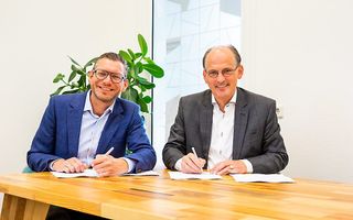 Emiel Hop (l.) van de EO en Bert Jan Peters van Kliksafe ondertekenden vrijdagmorgen de overeenkomst. beeld Michaël Terlouw