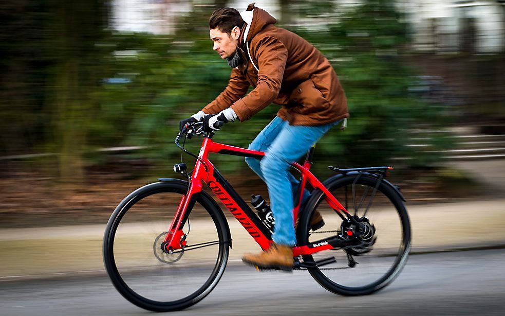 Vanaf 1 juli is op een snelle e-bike, een zogeheten speed pedelec, een helm verplicht. beeld ANP, Remko de Waal