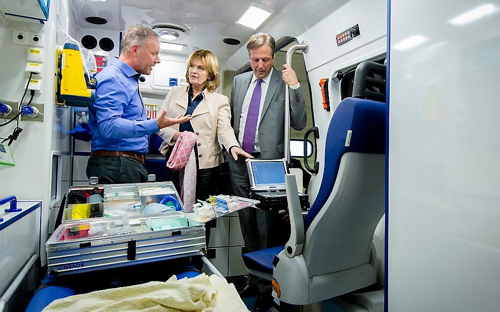 D66-leider Alexander Pechtold en D66-Kamerlid Pia Dijkstra nemen een kijkje in een ambulance. beeld ANP