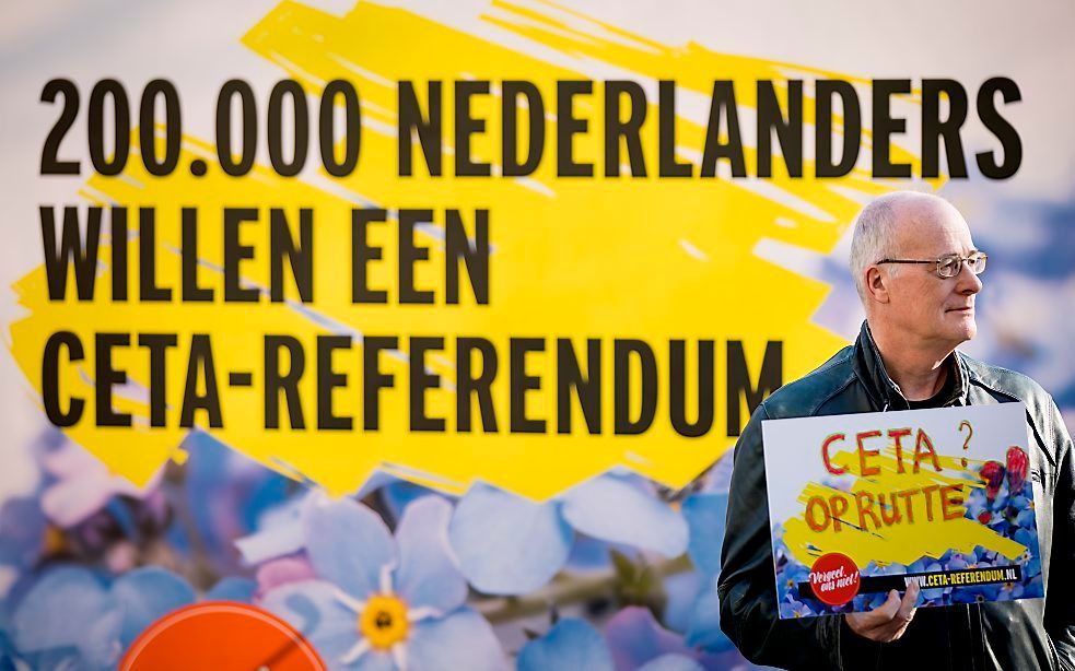 Bij de hoofdingang van de Tweede Kamer staat een haag van 20.000 vergeet-mij-nietjes. Elk vergeet-mij-nietje staat volgens het platform TTIP/Ceta-referendum voor 10 steunbetuigingen voor een raadgevend referendum. beeld ANP