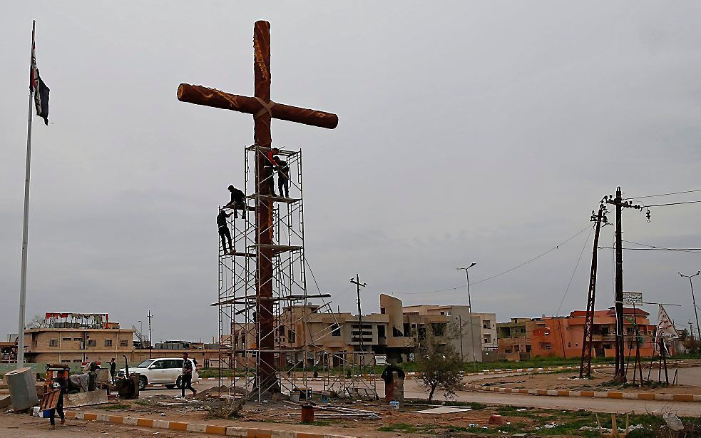 Aan de hoofdweg van de christelijke Iraakse stad Qaraqosh plaatsen inwoners zaterdag een groot kruis. beeld AFP