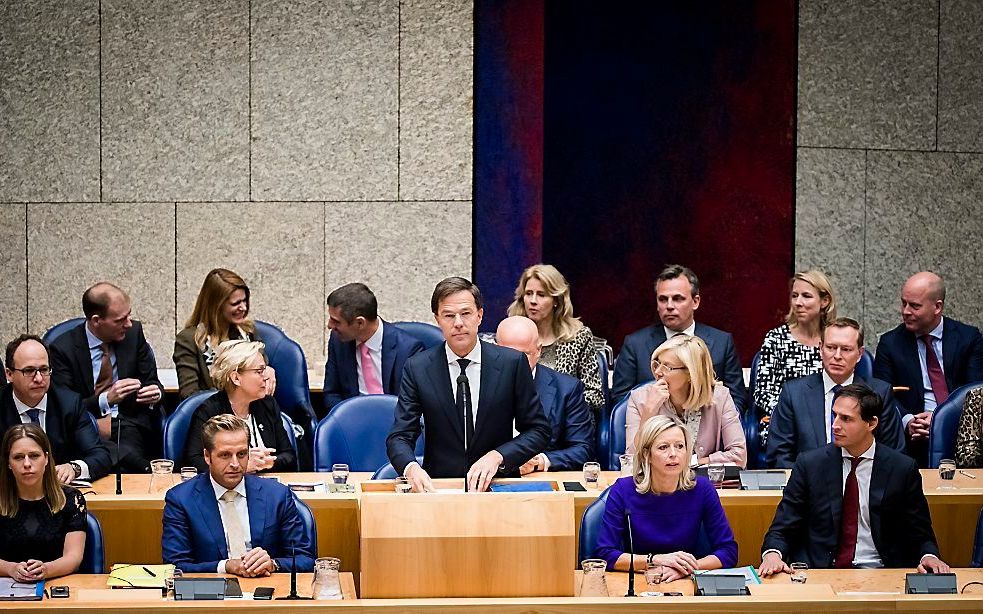 „Er is nu een kabinet waarin twee politieke tegenpolen, D66 en de ChristenUnie, elkaar gevonden hebben. Dat levert winst op maar daarin sluimert ook een groot gevaar.” Foto: plenair Kamerdebat met leden van het kabinet over de regeringsverklaring, in nove